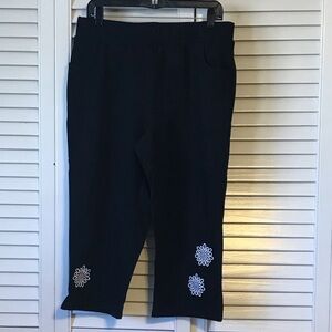 Quacker Factory Black Capris with White Floral Embroidery